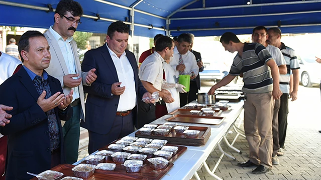 Başkan Uludağ, vatandaşlara aşure dağıttı