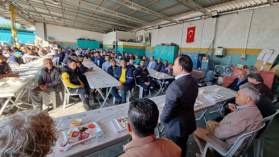 Başkan Uludağ, işçilerle kahvaltı yaptı