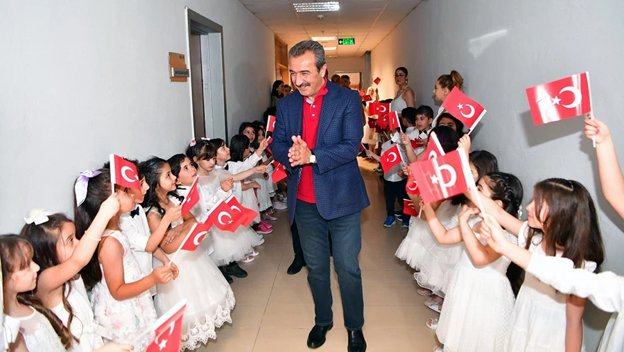 Kreş öğrencilerinin mezuniyet sevinci...