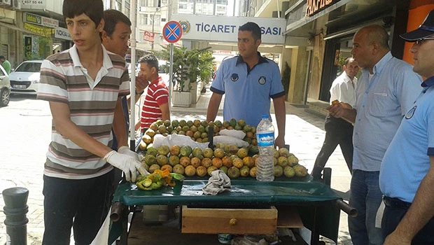 Büyükşehir zabıtası, kaldırım işgalinin önüne geçiyor