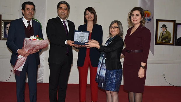 Av.Ülcaz Olgun Şahin başarı plaketi Av.Tozbey’in...