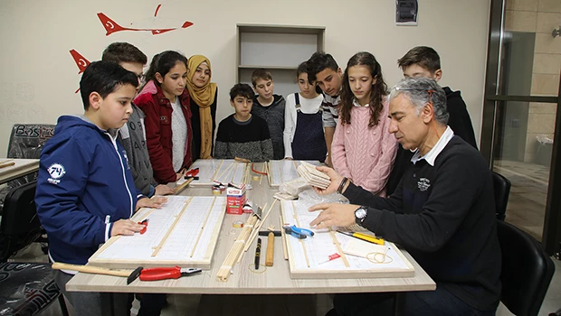 Yüreğirli çocuklar artık model uçak yapmayı öğreniyor!