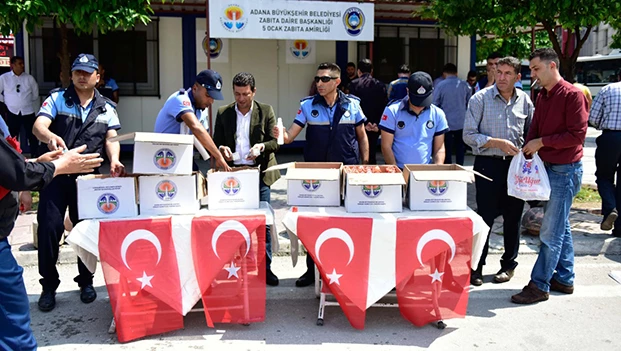 Büyükşehir zabıtası camide lokum ve gülsuyu dağıttı