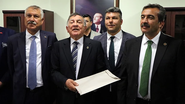 Akay, mazbatasını alıp görevine başladı...